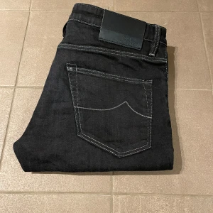 Jacob Cohen Jeans - Tjenare, jag säljer ett par sjukt snygga och stilrena jeans från Jacob Cohen. Dem är storlek 32 modell 622 och nästan nya. Skriv om ni undrar något ✌️