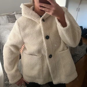 Teddy jacka - Så fin o mysig teddy jacka som jag köpt vintage. Stl S men skulle säga att den passar S-M. jag är ca 1.63 lång för referens, det är endast teddy material på utsidan och skinn (ej äkta) aktigt på insidan🩷🩷
