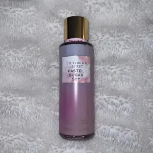 Pastel sugar sky bodymist från victorias secret som inte kommer till användning. Endast testad någon gång men skulle säga att den är nästan helt full👍   Inte en av de klassiska dofterna så den är lite unik!