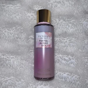 Victorias secret body mist - Pastel sugar sky bodymist från victorias secret som inte kommer till användning. Endast testad någon gång men skulle säga att den är helt full👍   Inte en av de klassiska dofterna så den är unik!