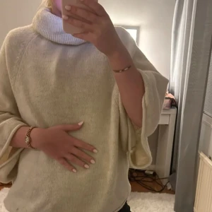 Stickad beige - Jätte fin, poppis stickad polo tröja med kortare armar💗💕🥰