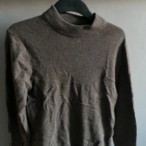 Brun stickad tröja - Säljer denna fina bruna stickade tröjan, den är i ett väldigt bra skick och endast använd ett fåtal gånger. 