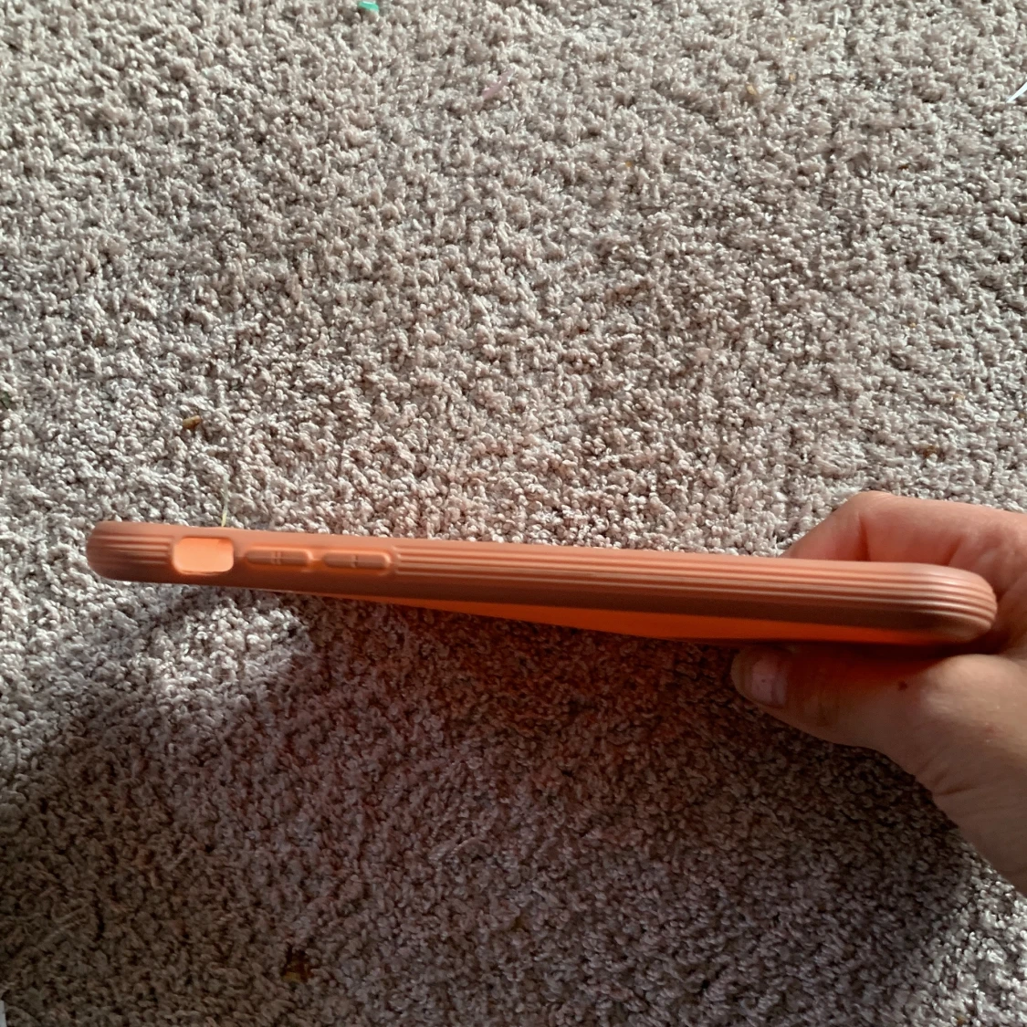 Ett aprikos färgat mobilskal XR l - 91