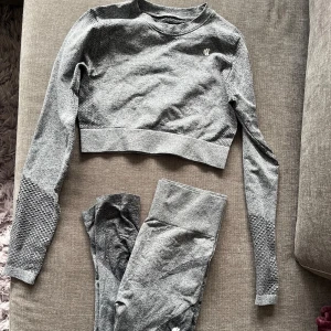 Träningsset - Jättefint träningsset från Njie i storlek M, superskönt och sitter fint på kroppen. Tröjan har även hål för tummarna. I övrigt väldigt bra skick och säljer då det inte längre kommer till användning💕