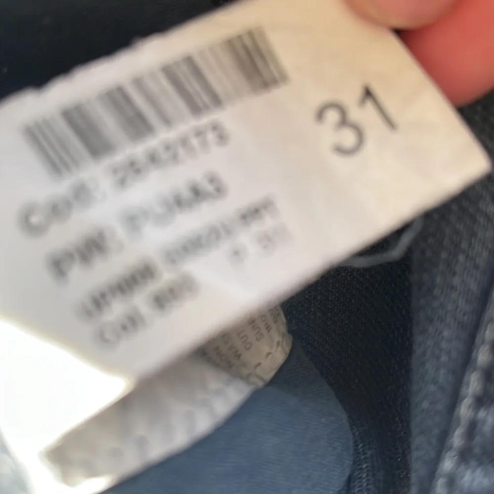 Säljer nu dessa helt otroligt snygga Dondup jeans i en av de mest eftertraktade färgerna i storlek 31🙌 Nypris runt 3500 kr. De är använda men fortfarande i riktigt bra skick 🤩 skriv vid funderingar !😁. Jeans & Byxor.