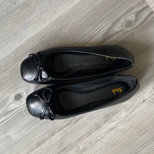Ballerina skor  - Helt oanvända ballerinaskor! Jag köpte dessa men insåg att de är för små och har ej möjlighet att lämna tillbaka. Säljer dom därför!