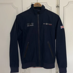 Sail racing jacka Race international gore tex lumber  - Gore tex jacka med två fickor samt en inner ficka. Väldigt bra skick utan några defekter.   Nypris: 2800kr