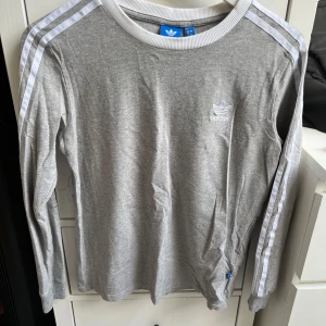 Adidas långärmad tröja - Bra skick 