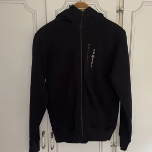 Sail Racing Bowman zip hood Svart - Storlek M Använd 2-3 gånger Nypris: 1500kr  Pris: 500kr