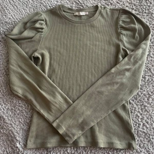 Grön långärmad - Långärmad grön tröja från Pieces med puff på ärmen! 