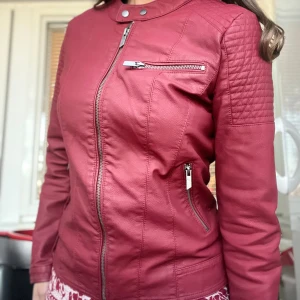 Röd Skinnjacka  - Röd skinnjacka från märket Only i utmärkt skick. Jackan är i storlek 34 som motsvarar XS, skulle säga den är True to size. Pris kan diskuteras vid snabb affär.
