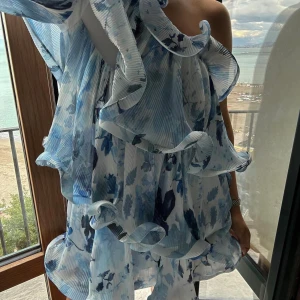 Klänning från lojsan Wallin  - Klänning från lojsan wallins kollektion med NA-KD, klänningen har prislappen kvar, aldrig använd i storlek 34!!🥰