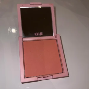  Rouge från Kylie Jenner - Säljer ett superfint rouge från Kylie Jenner i färgen "Baddie on the block" då färgen inte passar mig. Den är inte använd många gånger alls. Nypris 300 kr. 