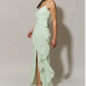 Klänning - Säljer denna jätte fina klänningen, nyskick har inte blivit använd någon gång! 