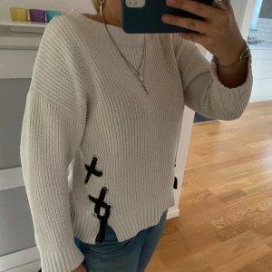 Stickad tröja - Så snygg stickad tröja med knyt detaljer🙌🏼 storlek 140 barn men sitter som en xs på mig som är 165😊 från zara