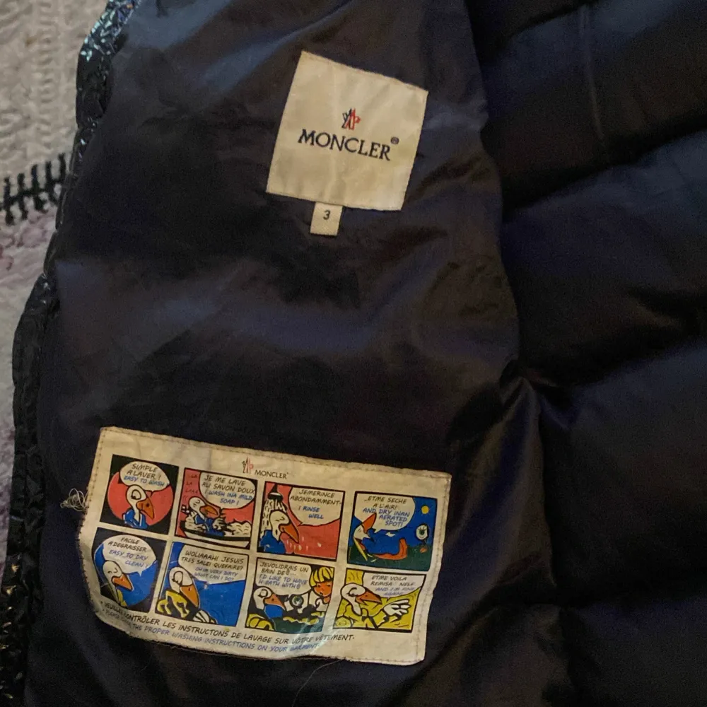 Moncler vinter jacka användes en halv säsong. Säljer nu eftersom jag vill köp en ny jacka inför vintersäsongen. Hör av er vid frågor . Jackor.