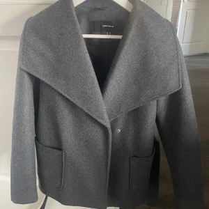 Kappa - Jätte fin kappa från VEROMODA, den har aldrig kommit till andväning så den är i nyskick kan man säga!❤️ pris kan diskuteras i snabbt köp. Köpte den i vintras för 800kr😊