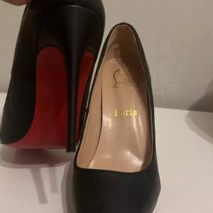 Fina Christian Louboutin! Matt svart. Storlek 39, haft på mig dom en gång hemma. Säljer då de ej passar mig. Små i storlek passar 37,5/38,5.