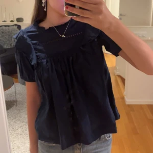 Blå blus från gina 💙💙 - Jätte fin mörkblå blus från Gina Tricot!! Storlek 158/164. 