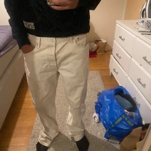 Ljusa lösa levis 501 - Ljusa levis 501 i bra skick, har en fläck vid ena skinkan (har fotat) men som säkert går bort me skrubbning (har aldrig testat då jag inte har haft på mig dessa än) annars väldigt fin passform.