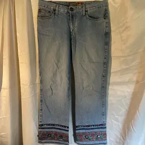 Crocker boho jeans. Är 1,66 och på mig slutar benen över ankeln.. så skulle tro de är gjorda för barn eller kortare personer. Om du inte gillar att de sitter högre upp på benen  Märket värkar vara vintage, från typ 90talet just dessa byxor. 