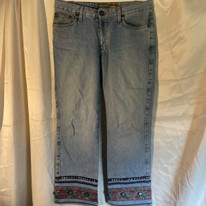Crocker jeans - Crocker boho jeans. Är 1,66 och på mig slutar benen över ankeln.. så skulle tro de är gjorda för barn eller kortare personer. Om du inte gillar att de sitter högre upp på benen  Märket värkar vara vintage, från typ 90talet just dessa byxor. 
