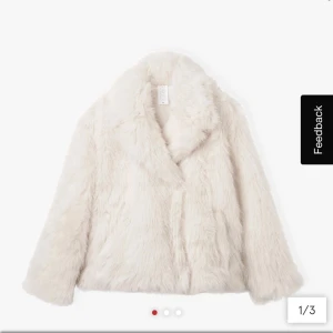 Fuskpäls Carin Wester  - Säljer nu min vita fuskpäls köpt på Åhléns från märket Carin Wester, sparsamt använd och mycket fint skick. Skriv privat för fler bilder ! ☺️ 