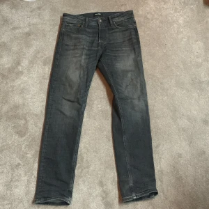 Jack & Jones jeans  - Säljer dessa feta Jack & Jones jeans  Sick 9/10 knappt använda  Storlek 30/32  Modell: tapered Mike  Priset kan diskuteras! Nypris 900kr