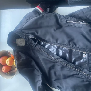 Moncler jacka - Bra skick, tunn moncler jacka svin snygg. Hör av er vid fler frågor