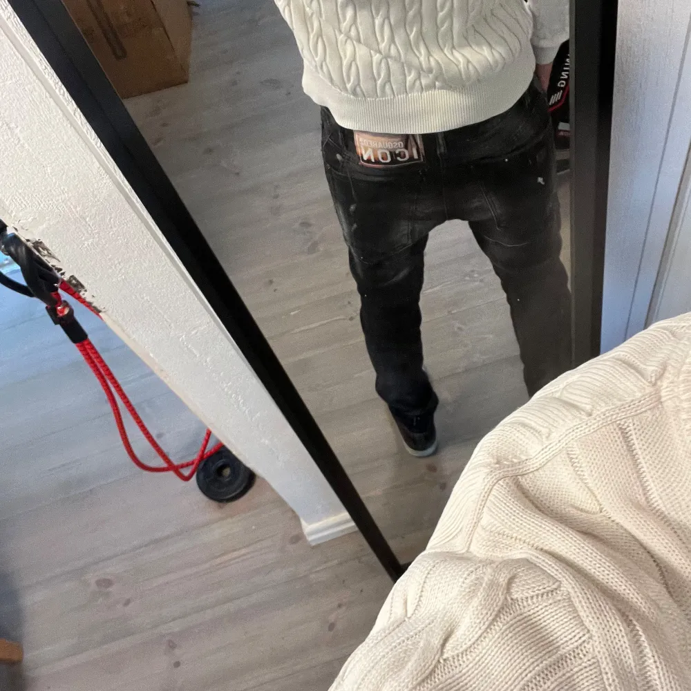 Säljer nu dessa extremt snygga dsquared2 jeansen, jeansen är i väldigt gott skick förutom att lappen bak är borta men skickas med på köpet om man vill sy på🙌🏽. Köpta på dsquared hemsida, nypris 750£ ca 7800kr. Skriv gärna vid frågor eller funderingar.. Jeans & Byxor.