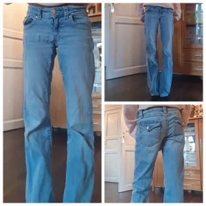 Low waisted bootcut jeans - Low waisted bootcut jeans från gina i storlet 152 vilket typ är st xxs Fint skick