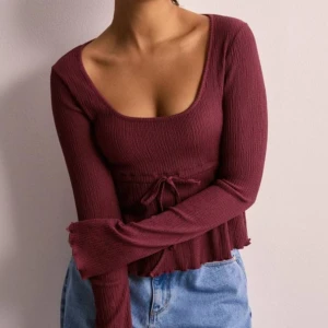 Röd tröja - Jättefin tröja från nelly som bara använts en gång. Säljer då jag var lite obekväm i den men den har absolut inga defekter! orginalpris 250.