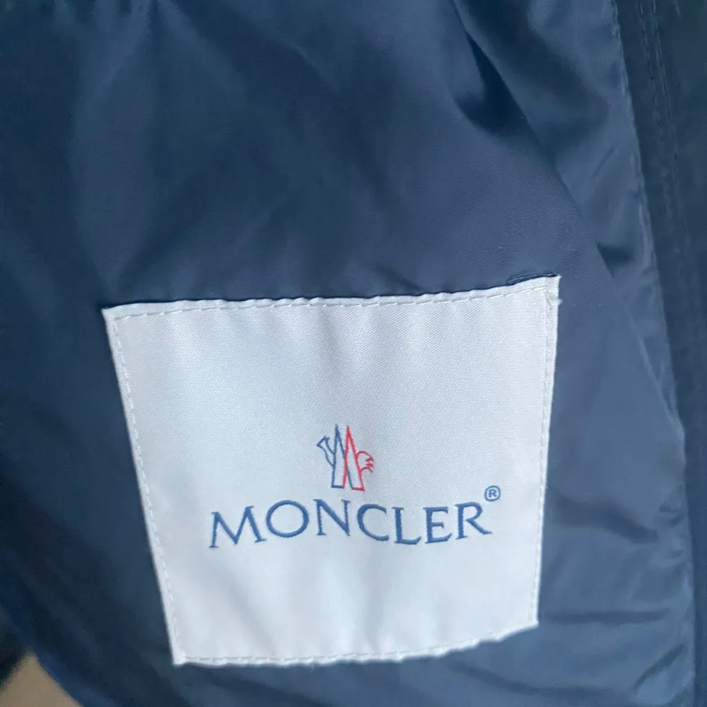 Så fin höst/vår jacka från moncler i jätte bra skick! Nypris ligger runt 5000kr . Jackor.