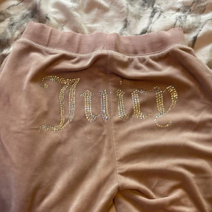 Juicy sätt  - Juicy sätt i storlek xs på både byxan o koftan,bra skick, detaljerna som ska va på byxans snörren har tyvärr gått av när ja torktumlade dom. Själv är ja 169 o passar mig i längden 