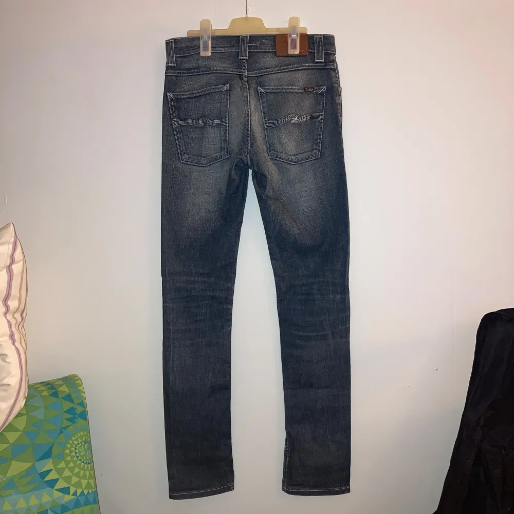 Superfeta nudie jeans i ett nära nyskick! Slitningen är själva looken på jeansen.. Jeans & Byxor.