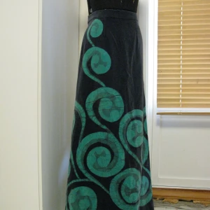 Unik artsy sammetskjol - Jättefin unik kjol!🌟 Skönt sammet med en lining på insidan, och en dragkedja på baksidan 