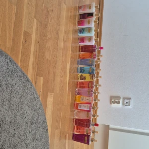 Victoria secret - Säljer alla mina victoria secret parfymer och body creams, alla är 250 ml men vissa är andvända men de flesta är inte andvända mycket! Alla parfyner har inte heller korkar men de läcker inte! Skriv för fler bilder. 80 kr styck, pris kan diskuteras!!