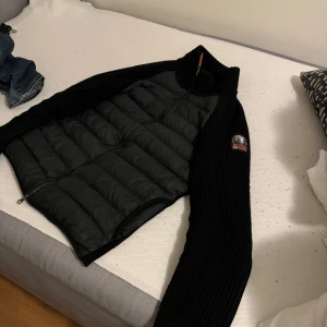 Parajumper  - Säljer min Parajumper jacka som jag har köpt från therlunds butik i mall of Scandinavia 