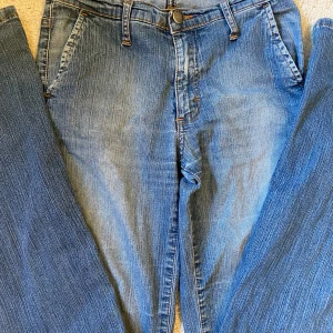 Flared-jeans - Supersnygga jeans som säljs för att de är för små i midjan🍂 Midjemått: 33 Innerbenslängd: 84