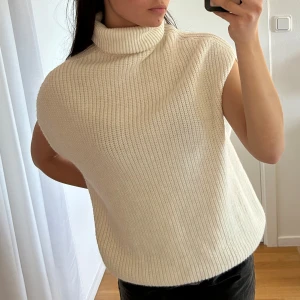 Stickad väst - Stickad väst från Nakd med krage. Stl M. 