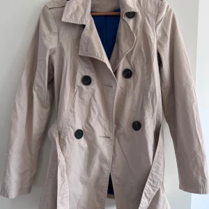 trenchcoat  - super fin jacka till hösten! köpt secondhand men oanvänd av mig. storlek M men är mer S/XS. 77cm från axel till nederkant