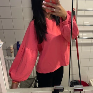 Rosa tröja - Rosa tröja som har volang vid armen, inga defekter är som ny.