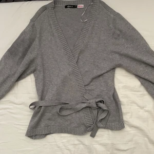 Wrap cardigan  - Jättefin oanvänd cardigan från Gina Tricot. 