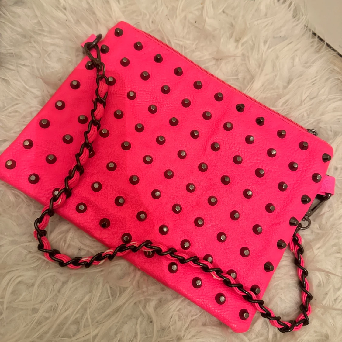 Neonrosa axelväska med nitar - 91