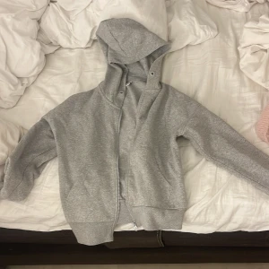grå zip tröja från lindex - 134-140 grå och långarmad zip tröja