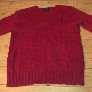 Polo tröja  - En tröja som är varm men inte för tjock. Den har bra pass form och är i bra skick.