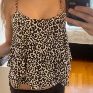 Leopard linne - Jätte gulligt leopard linne. Skicket är bra, inga deffekter strl xs🙌