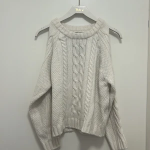 Vit stickad tröja  - Vit stickad tröja, mycket skön och fin. Står XL men sitter som sen S!! 