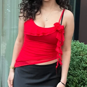 Fin röd topp  - Säljer för att jag redan använt den en gång och behöver inte använda den igen.