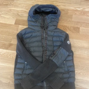 Moncler cardigan - Säljer ni en olivgrön moncler cardigan i bra skick. Finns nfc på loggan även industrytags och scan. Självklart äkta Priset kan diskuteras. Skriv vid funderingar🌟 Även öppen för byten